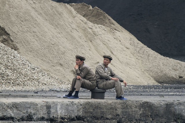 Người Triều Tiên ngồi nghỉ đọc bờ sông Yalu gần thị trấn Sinuiju, đối diện với thành phố Đan Đông, Trung Quốc.