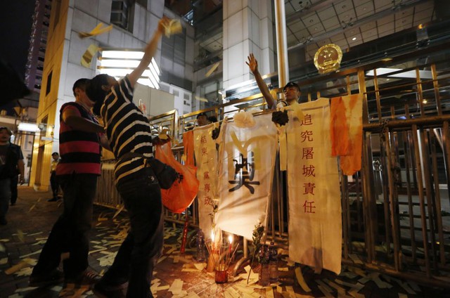 Cảnh sát cố gắng ngăn cản người biểu tình ném tiền mã vào văn phòng liên lạc Trung Quốc ở Hong Kong.
