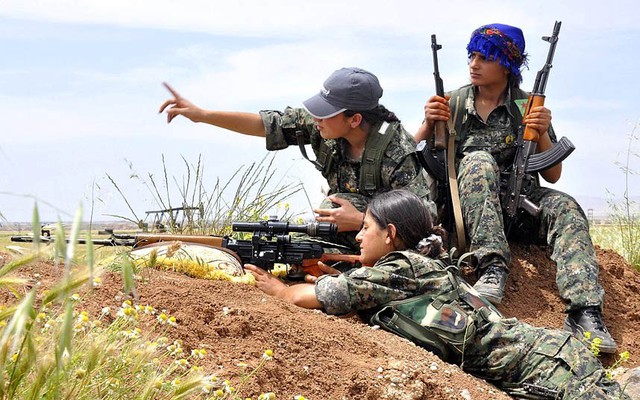 Các nữ chiến binh thuộc đơn vị YPJ tham gia một buổi huấn luyện quân sự ở thành phố Qamishli, Syria.