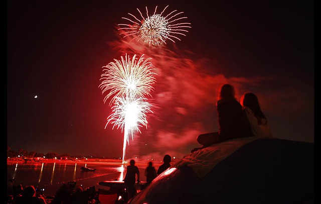 Pháo hoa được bắn trên hồ tại khu nghỉ dưỡng Newport Dunes, bang California, chào mừng Quốc khánh Mỹ 4/7.