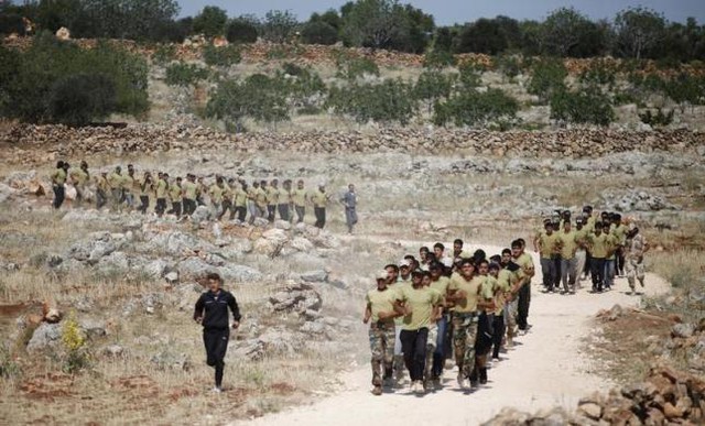 Các tân binh của lực lượng phiến quân Syria tham gia khóa huấn luyện quân sự ở tỉnh Idlib.