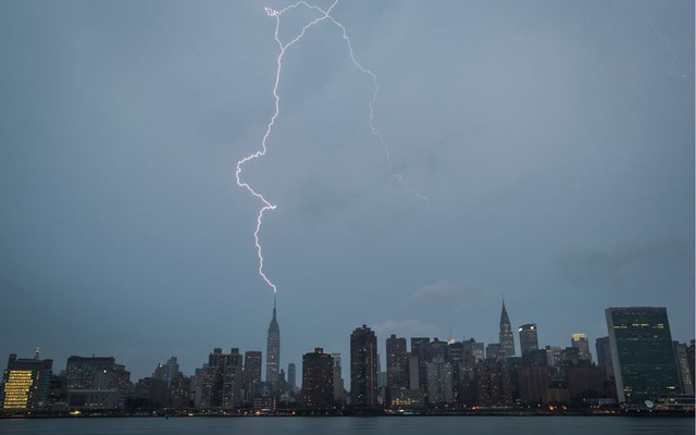 Sét đánh trúng tòa Empire State Building trong một trận mưa giông ở New York, Mỹ.