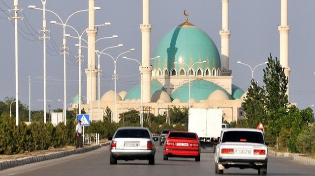 10. Những gì miễn phí luôn được đón nhận nồng nhiệt. Hãy đến Turkmenistan để được lái xe mà chẳng phải bận tâm về giá xăng khi được hưởng tới 120 lít nhiên liệu miễn phí trong một tháng.