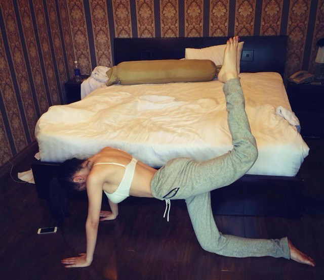 Cảnh tập yoga của Angela Phương Trinh trong phòng.