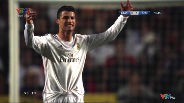 Ronaldo có cách mặc áo rất dị