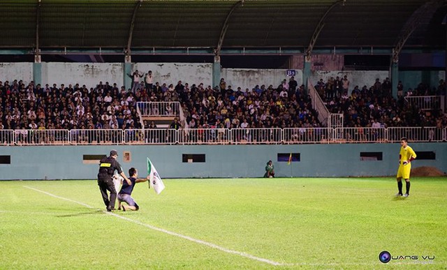 Ngay sau đó, lực lượng an ninh đã giữ CĐV này lại