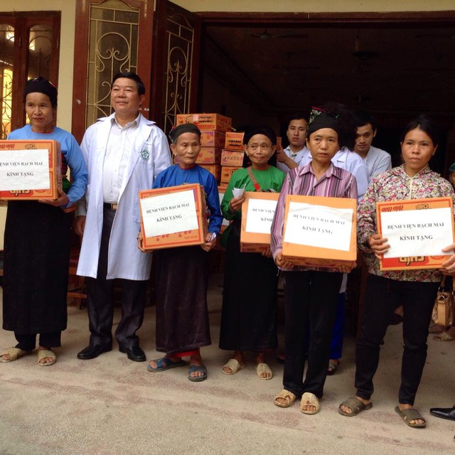 Để chuyển được thuốc và quà vào tặng bà con, đoàn công tác gần 60 người của bệnh viện Bạch Mai phải xuyên rừng và dùng phương tiện vận chuyển của địa phương.