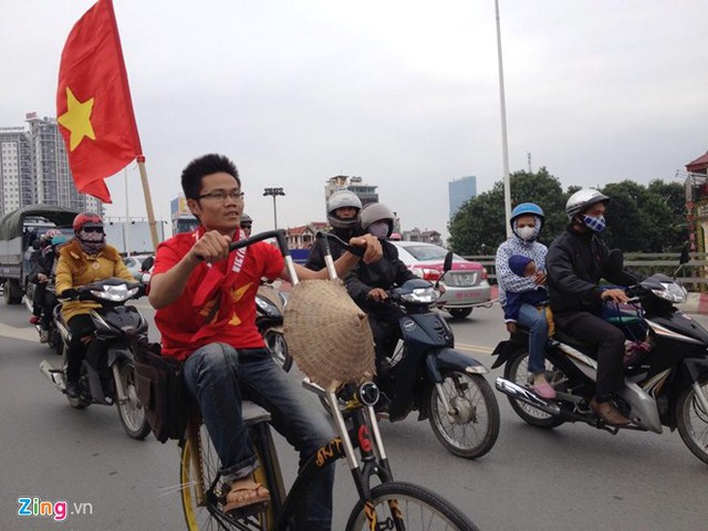 Bạn Nguyễn Hiệp là sinh viên năm thứ hai, quê Thanh Hoá, không có điều kiện đi xe máy nhưng vẫn đuổi kịp đoàn diễu hành bằng xe đạp.
