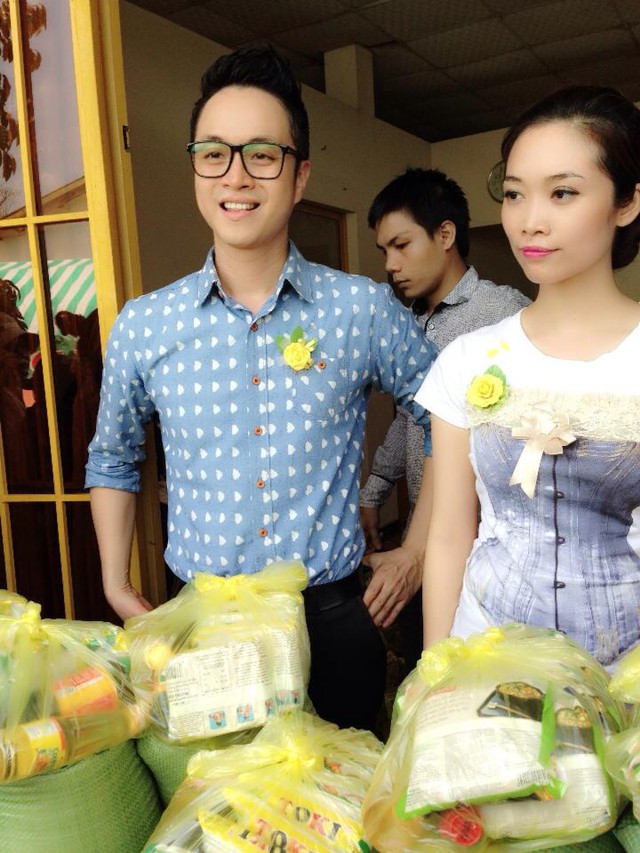 Trong các buổi từ thiện, Xuân Quỳnh luôn sát cánh hỗ trợ bạn trai của mình.
