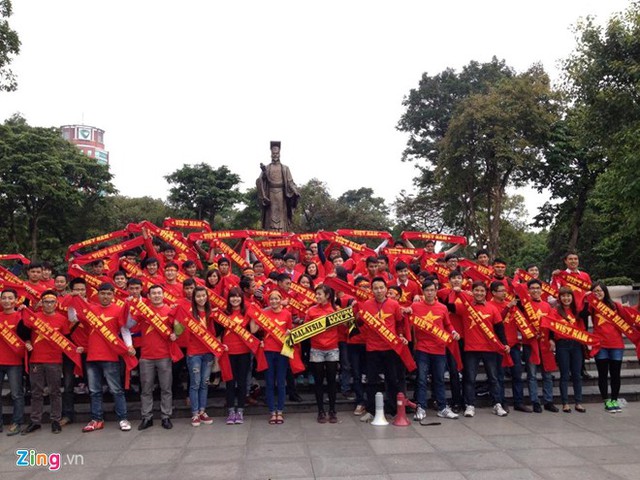 Các thành viên thuộc Hội CĐV Việt Nam (VFS) tập trung tại tượng đài Lý Thái Tổ