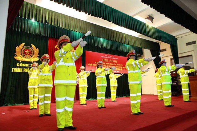 Trong thời gian tới, mẫu áo mưa này sẽ được sử dụng thí điểm với các chiến sỹ giao thông trên địa bàn Thành phố Hà Nội.