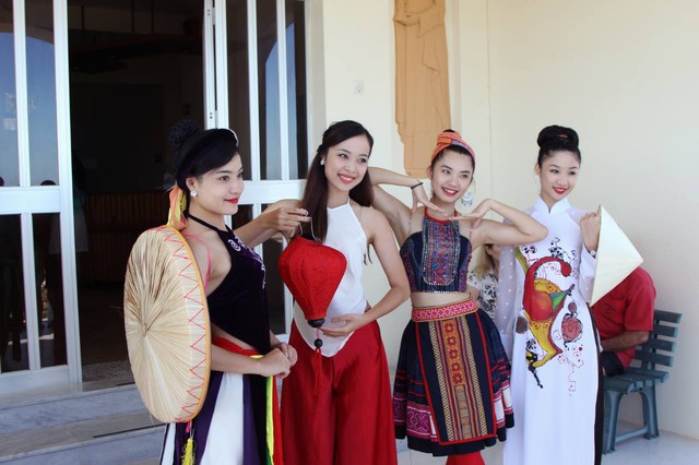 Trang phục của các cô gái đã thu hút được sự chú ý của rất nhiều người dân bản địa.