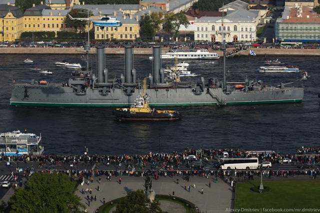 Hàng nghìn người dân thành phố đã đổ ra dọc 2 bên bờ sông để cùng ngắm nhìn con tàu nổi tiếng. Nhiều người còn sử dụng ca nô riêng để cùng hộ tống tàu.