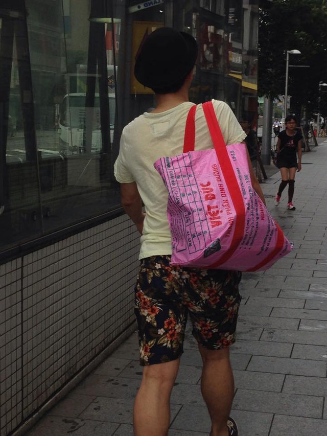 Người dân Nhật có vẻ rất thích dùng những chiếc túi theo kiểu khác người này