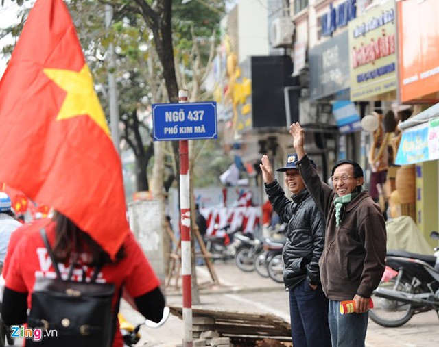 Người dân Hà Nội vẫy tay chào đoàn diễu hành (ảnh: Zing)