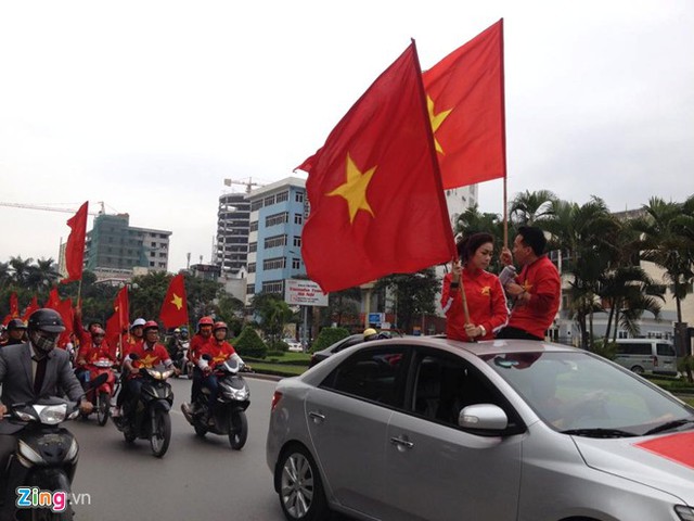 Họ diễu hành qua các đường phố của Hà Nội