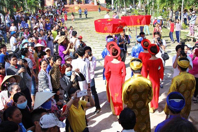 Ngay khi có mặt tại chùa, Thủy Tiên và Công Vinh nhanh chóng làm lễ trước sự chứng kiến của gia đình, sư thầy và người dân đang ở chùa Vĩnh Phước.