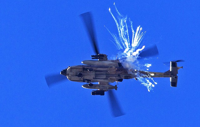 Máy bay trực thăng tấn công Apache của Israel phóng pháo sáng chống tên lửa, khi bay trên bầu trời gần biên giới với Dải Gaza.