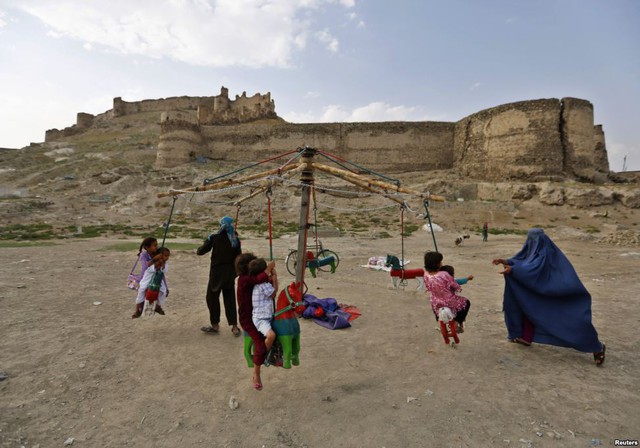 Trẻ em chơi đu quay trong dịp lễ Eid al-Fitr của người Hồi giáo ở Afghanistan.