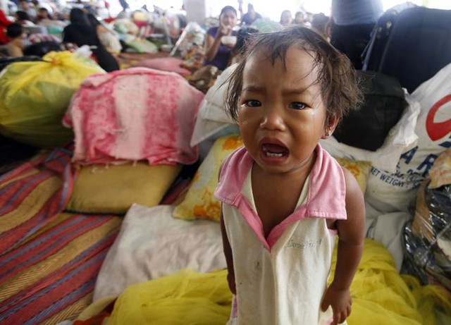 Bé gái khóc tại trung tâm sơ tán ở Marikina, Metro Manila khi cơn bão Kalmaegi quét qua Philippines.