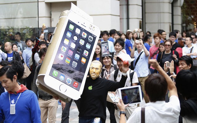 Mọi người xếp hàng để chờ mua điện thoại iPhone 6 bên ngoài cửa hàng Apple Store ở Tokyo, Nhật Bản.