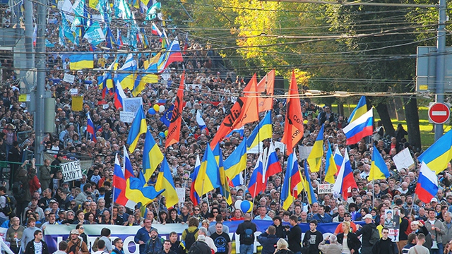 Hàng nghìn người tham gia tuần hành vì hòa bình ở miền đông Ukraine, tại thủ đô Moscow, Nga.