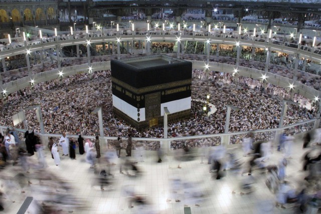 Những tín đồ Hồi giáo hành hương cầu nguyện quanh thánh địa Kaaba trong nhà thờ chính ở Mecca.