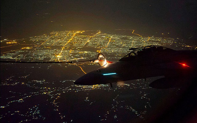 Máy bay chiến đấu F/A-18F Super Horne của Không quân Hoàng gia Australia tiếp nhiên liệu trên không trong đêm tối tại một thành phố ở Iraq.