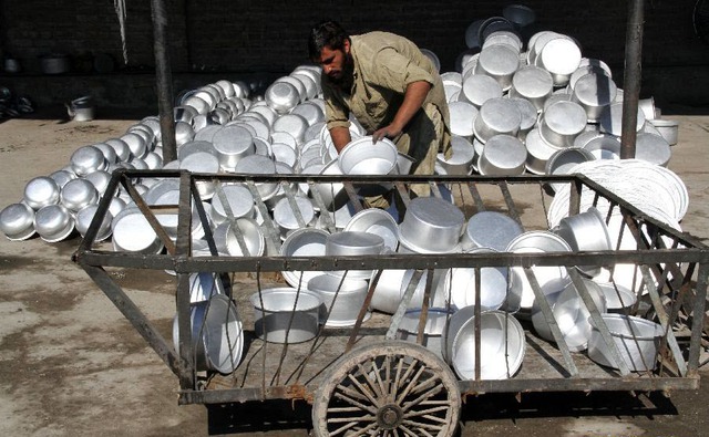 Người đàn ông làm việc tại một nhà máy sản xuất đồ nhôm ở tỉnh Nangarhar, miền đông Afghanistan.