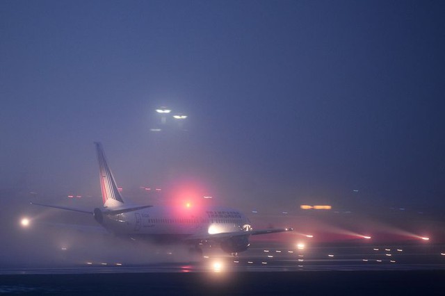 Máy bay Boeing B-737 hạ cánh trong điều kiện trời nhiều sương mù tại sân bay Vnukovo ở Moscow, Nga.