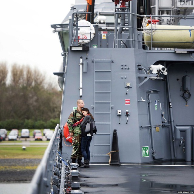 Thành viên trên tàu hậu cần Karel Doorman của Hải quân Hà Lan chia tay người yêu tại cảng Den Helder, Hà Lan. Tàu sẽ lên đường tới Tây Phi để hỗ trợ chống lại dịch Ebola.