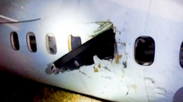 Cánh quạt động cơ đâm xuyên qua cửa sổ một máy bay của hãng hàng không Air Canada hạ cánh khẩn cấp tại Edmonton, Canada. Tai nạn khiến 3 người trên máy bay bị thương.