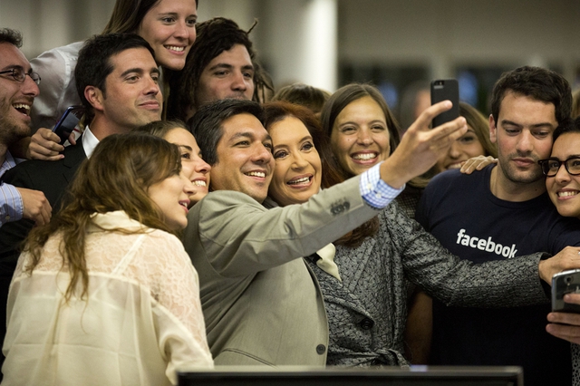 Ngày 6/5/2014, Tổng thống Argentina Cristina Fernández tham quan văn phòng mới của Facebook tại Buenos Aires và chụp ảnh tự sướng với các nhân viên tại đây. Nguồn: dfic.cn