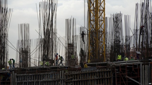 Công nhân làm việc tại một công trình xây dựng ở thủ đô Manila, Philippines.