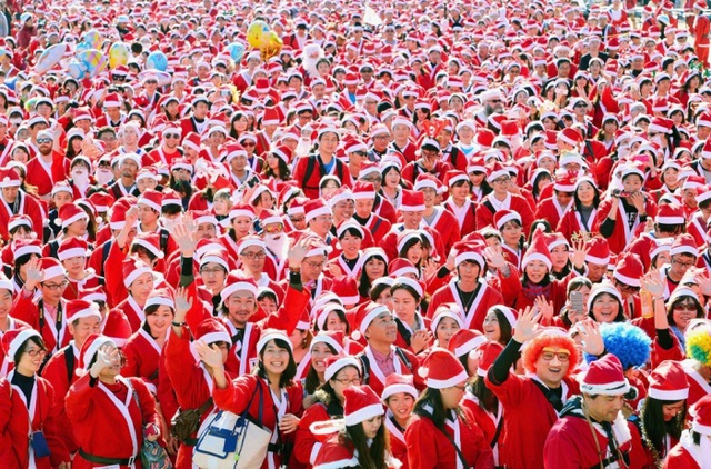 Mọi người mặc trang phục ông già Noel khi tham gia cuộc thi chạy Osaka Great Santa Run ở Osaka, Nhật Bản.