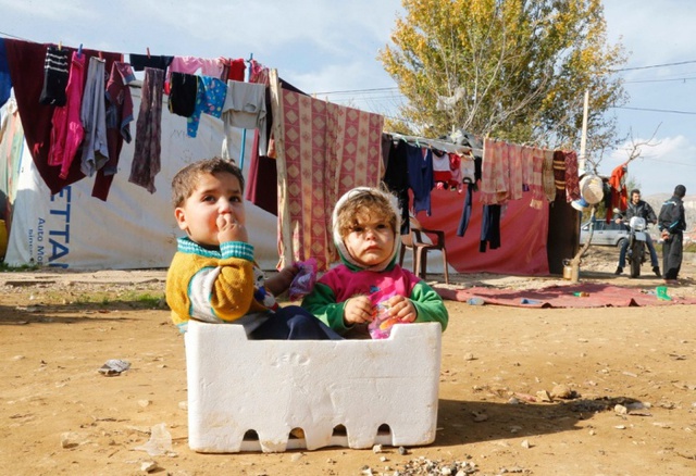 Trẻ em tị nạn người Syria ngồi trong thùng xốp tại một trại tị nạn ở Qab Elias, Li Băng.