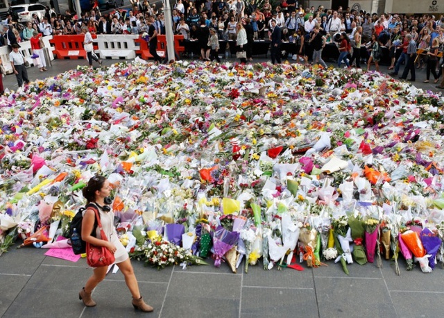 Hàng nghìn người đặt hoa tưởng niệm nạn nhân thiệt mạng trong vụ bắt cóc con tin tại quán cà phê Lindt ở Sydney, Australia.