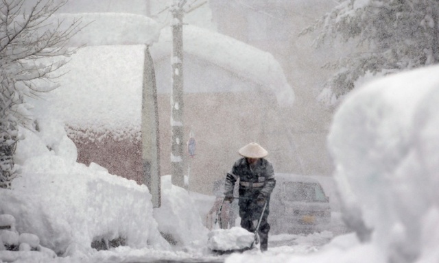 Công nhân dọn tuyết trên đường phố ở Yuzawa, Niigata, Nhật Bản.