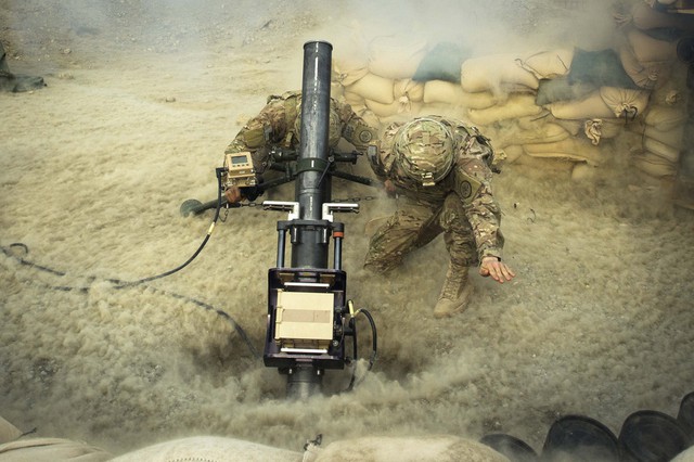 Binh sĩ Mỹ phóng đạn cối trong một cuộc tập trận tại tỉnh Laghman, Afghanistan.