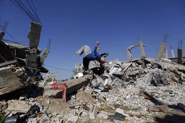 Thanh niên Palestine luyện tập nhảy Parkour trên đống đổ nát của một ngôi nhà ở ngoại ô Al-Shejaiya, thành phố Gaza.