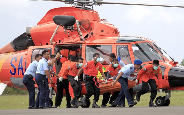 Các thành viên của lực lượng tìm kiếm và cứu hộ quốc gia Indonesia đưa thi thể khỏi một chiếc trực thăng, trong hoạt động tìm kiếm và cứu hộ máy bay mất tích của hãng hàng không AirAsia.