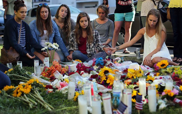 Mọi người tập trung tưởng niệm các nạn nhân thiệt mạng trong vụ xả súng ở Isla Vista, bang California, Mỹ.