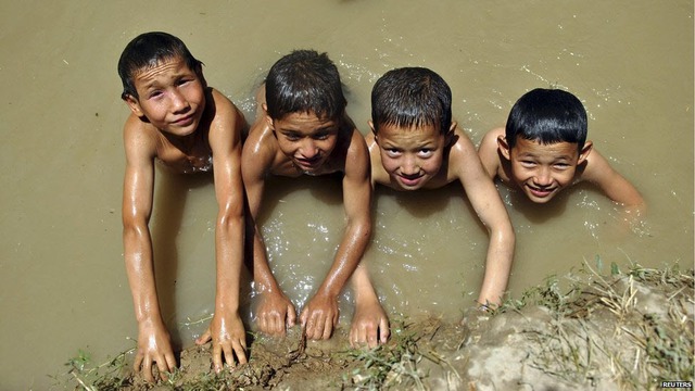 Trẻ em tắm mát dưới một con kênh ở Baghlan, Afghanistan.