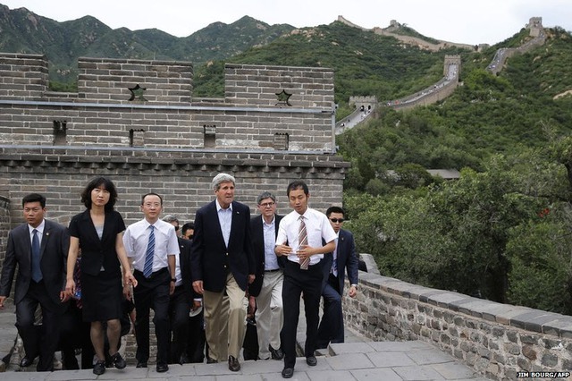 Ngoại trưởng Mỹ John Kerry tới thăm Vạn lý trường thành ở Bắc Kinh, Trung Quốc.