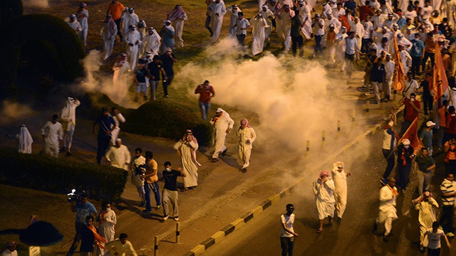 Cảnh sát Kuwait bắn đạn hơi cay để giải tán người biểu tình chống chính phủ ở thành phố Kuwait City.