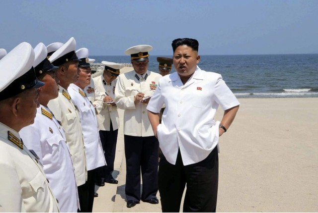 Nhà lãnh đạo Triều Tiên Kim Jong-un nói chuyện với các tư lệnh hải quân trước cuộc diễn tập bơi.
