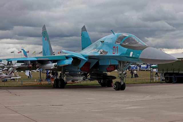 Su-34 có một cái mũi hoàn toàn mới ở phía trước thân máy bay với buồng lái dành cho 2 phi công đặt cạnh nhau. 