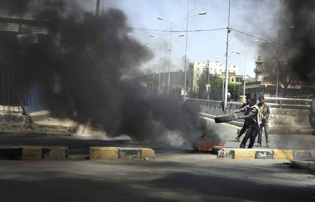 Người biểu tình chặn đường và đốt lốp xe ở Sanaa, Yemen, để phản đối tình trạng thiếu điện và thiếu nhiên liệu trong nhiều tháng.