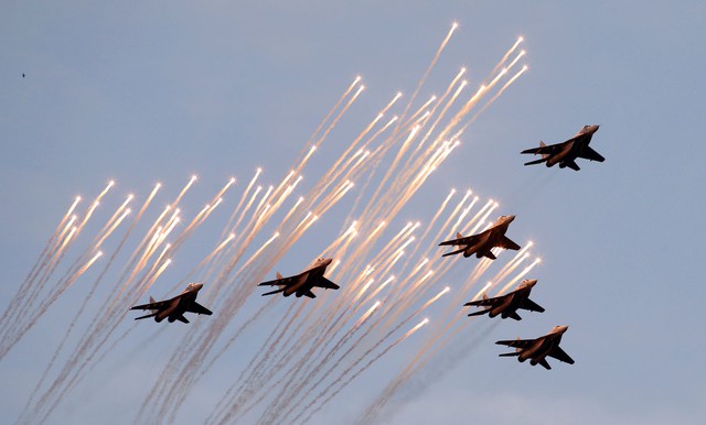 Các máy bay chiến đấu MiG-29 của Không quân Belarus trình diễn bắn pháo trong buổi lễ duyệt binh mừng Ngày Quốc khánh ở thủ đô Minsk.