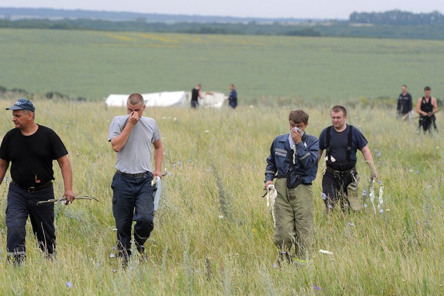 Mọi người tham gia tìm kiếm thi thể tại hiện trường máy bay MH17 của hãng hàng không Malaysia Airlines bị bắn rơi ở miền đông Ukraine.